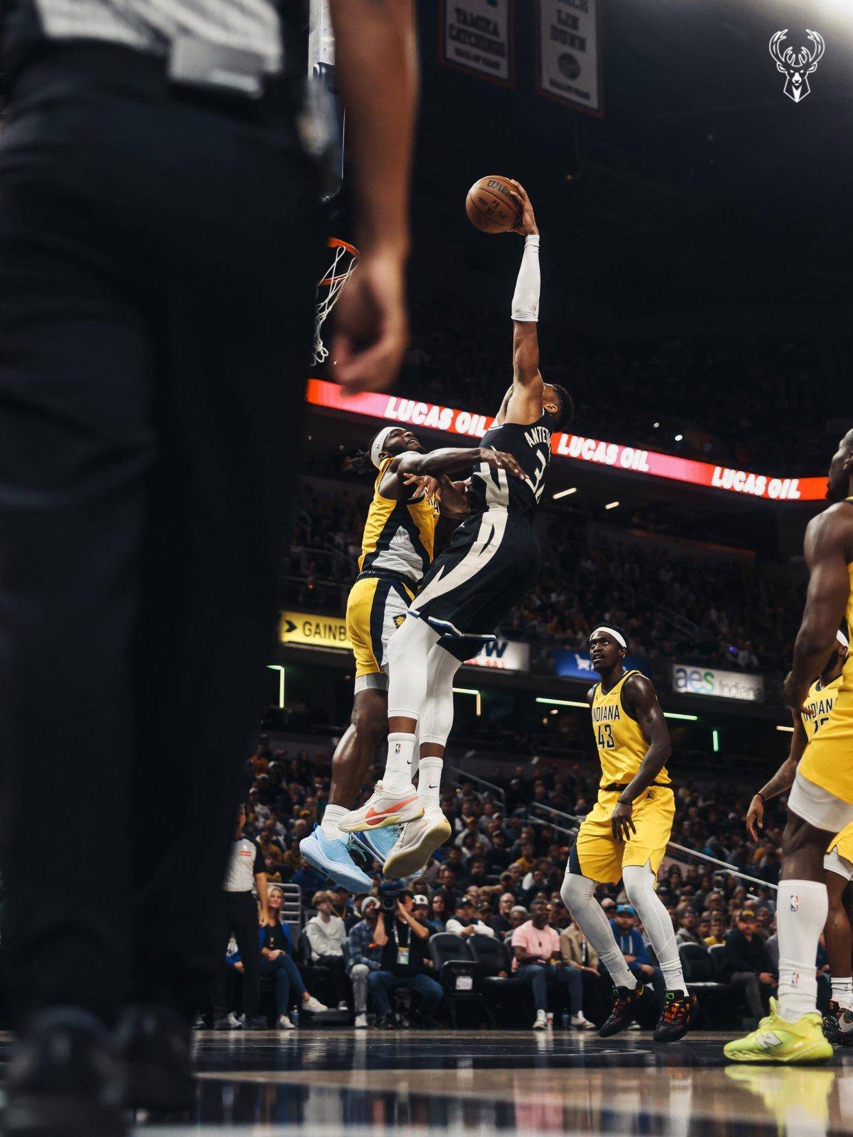 九游娱乐-雄鹿绝杀新疆队，浓眉哥统治全场