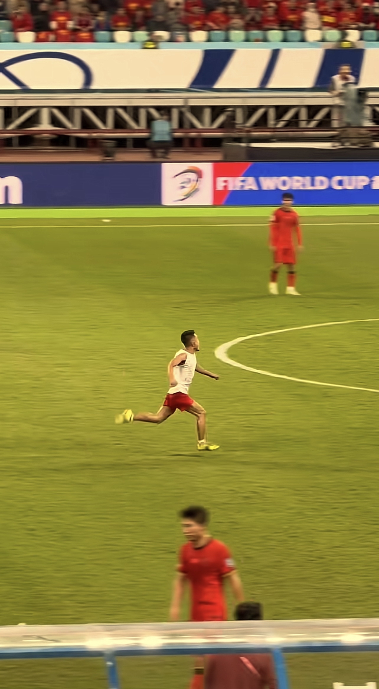 九游官网-同性别足球比赛中，两队激烈对抗