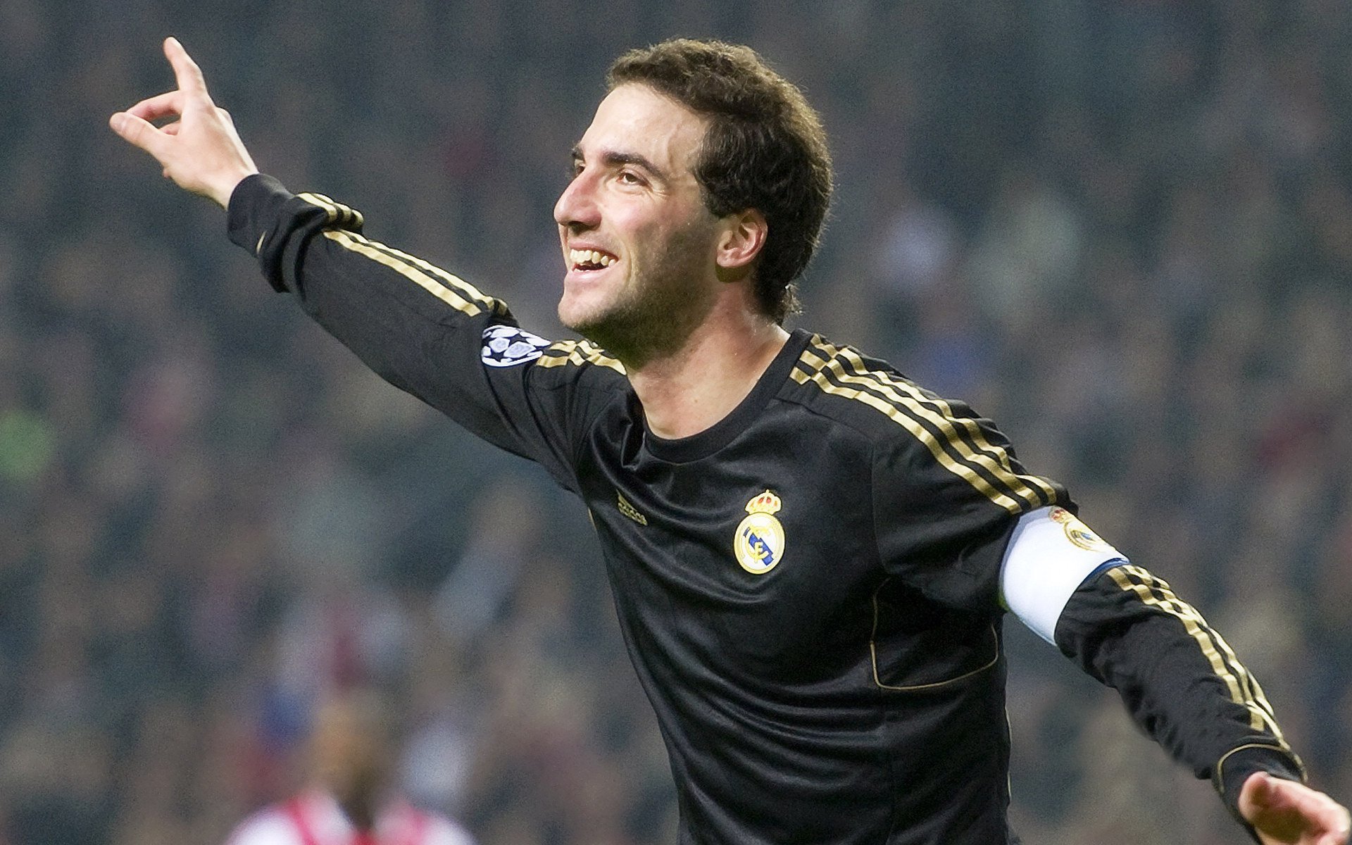 9you娱乐-赛道与绿茵的交响，当F1争冠焦点战遇上那不勒斯的火力压制